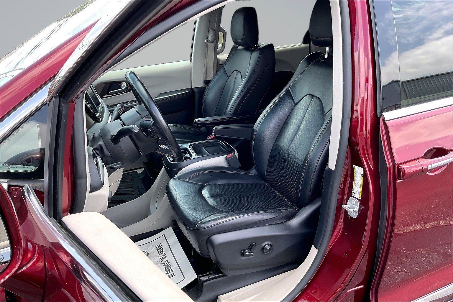 Used 2019 Chrysler Pacifica Touring-L w/ Tire & Wheel Group FWD image 23