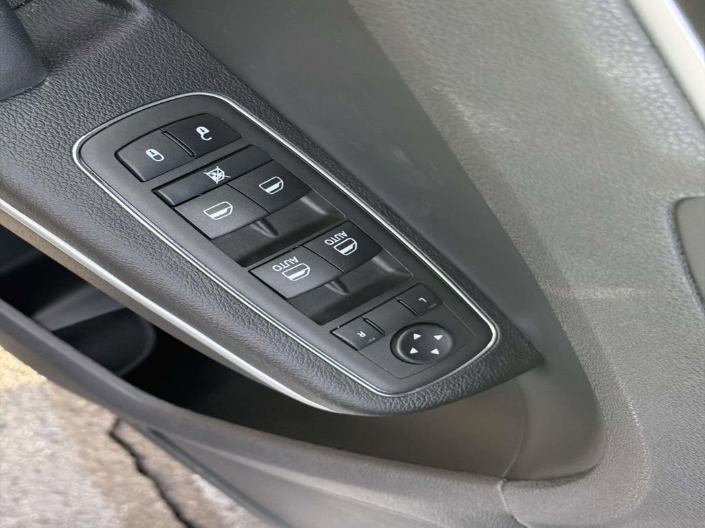 Used 2023 Chrysler 300 Touring w/ Sport Appearance Package image 20