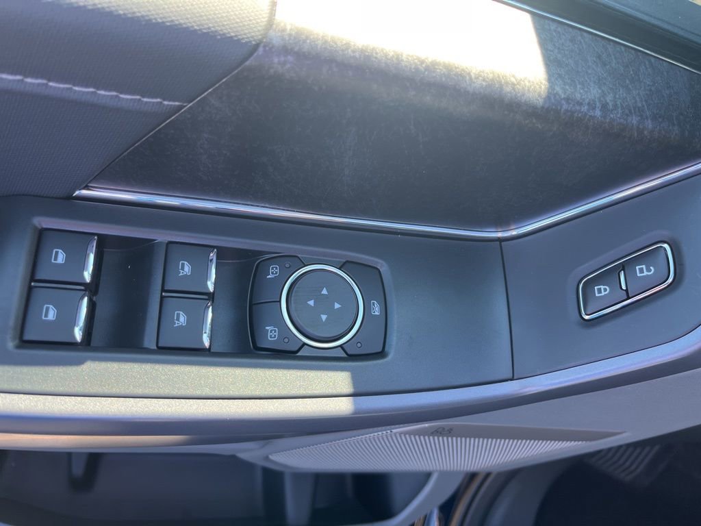New 2025 Ford F150 Lightning Flash AWD/4WD image 16
