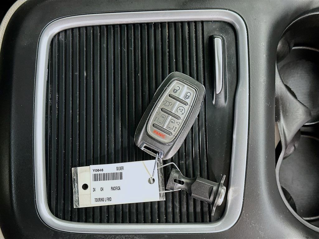 Used 2024 Chrysler Pacifica Touring-L image 34