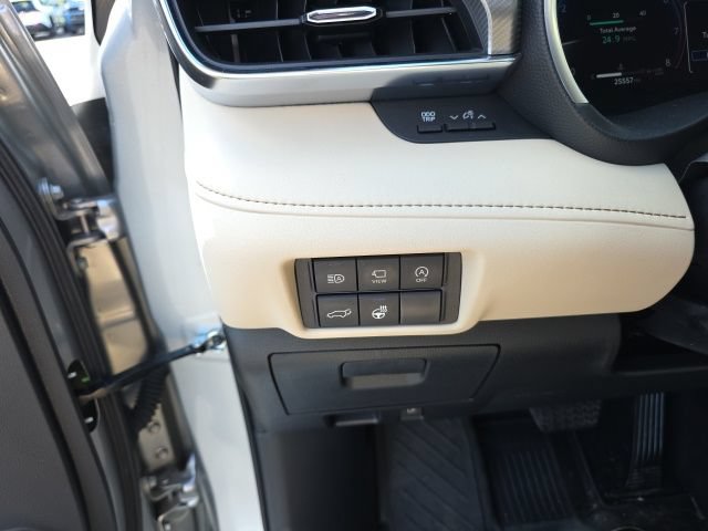 Used 2024 Toyota Highlander Platinum FWD image 16