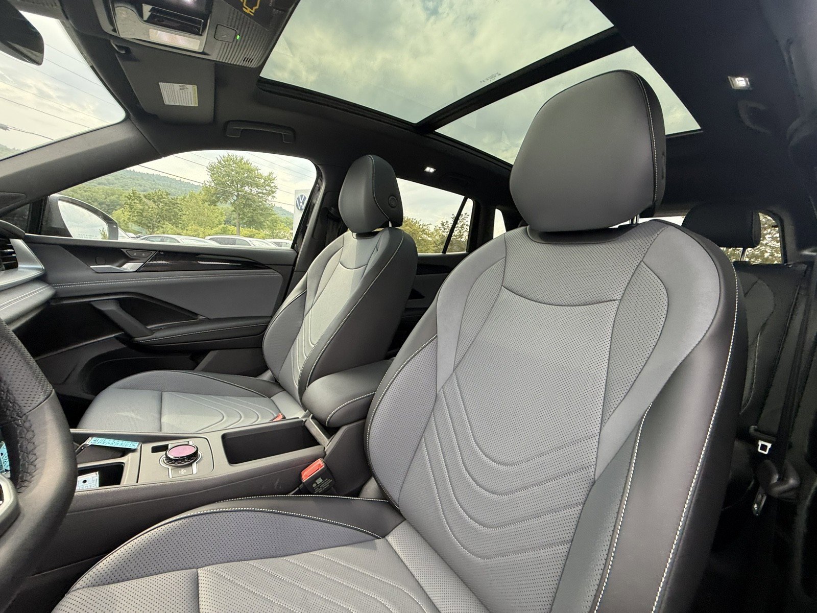 New 2025 Volkswagen Tiguan SE R-Line image 11