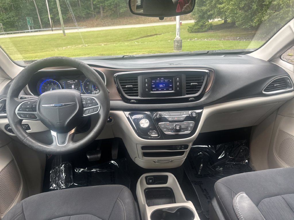 Used 2017 Chrysler Pacifica LX FWD image 14
