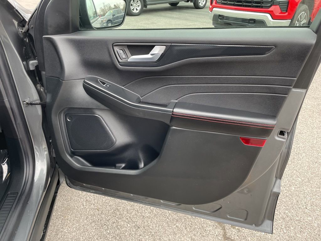 Used 2025 Ford Escape ST-Line w/ Equipment Group 301A image 29