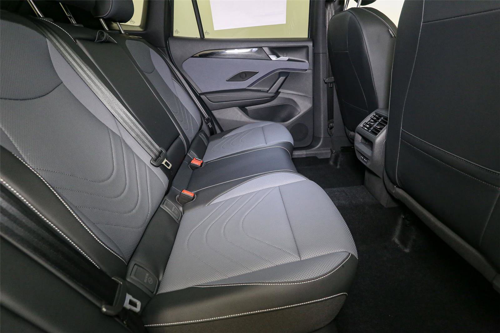 New 2026 Volkswagen Tiguan SE R-Line AWD/4WD image 17