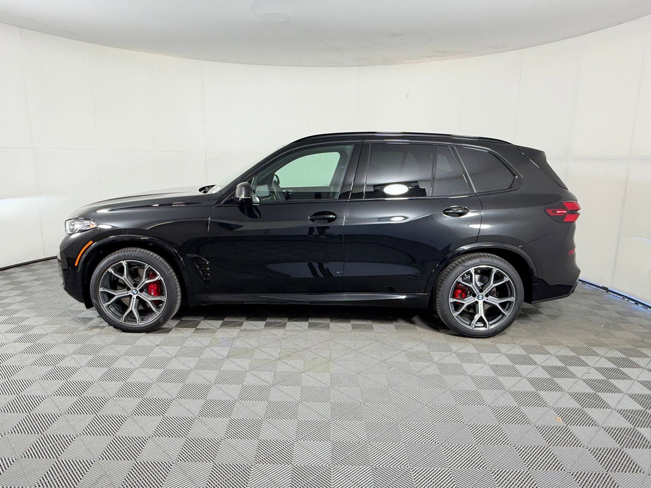 New 2026 BMW X5 xDrive40i w/ M Sport Package AWD/4WD image 2