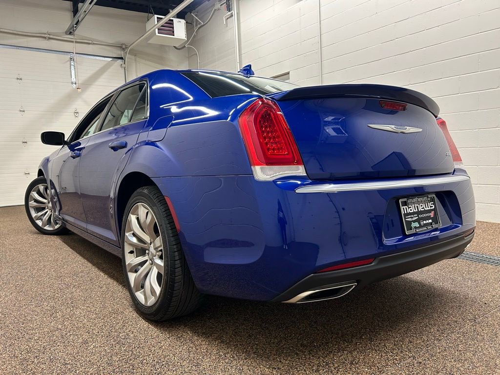 Used 2021 Chrysler 300 Touring w/ Chrome Appearance Package image 4