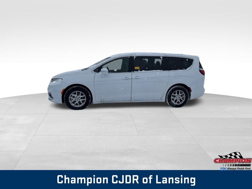 Used 2025 Chrysler Pacifica Select image 2