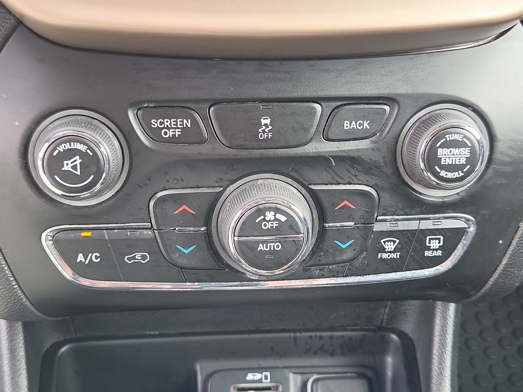Used 2014 Jeep Cherokee Latitude w/ Comfort/Convenience Group AWD/4WD image 37