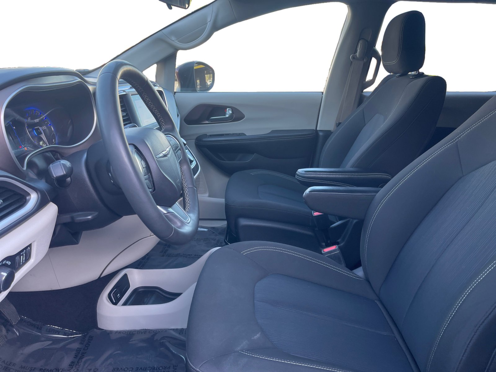 Used 2022 Chrysler Voyager LX image 9