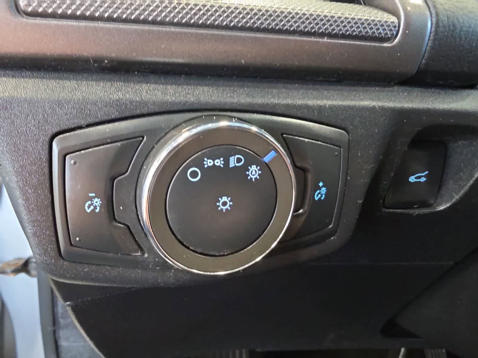 Used 2020 Ford Fusion SE FWD image 17