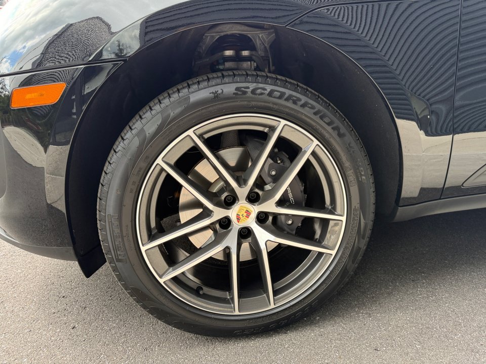 Certified 2026 Porsche Macan AWD/4WD image 11