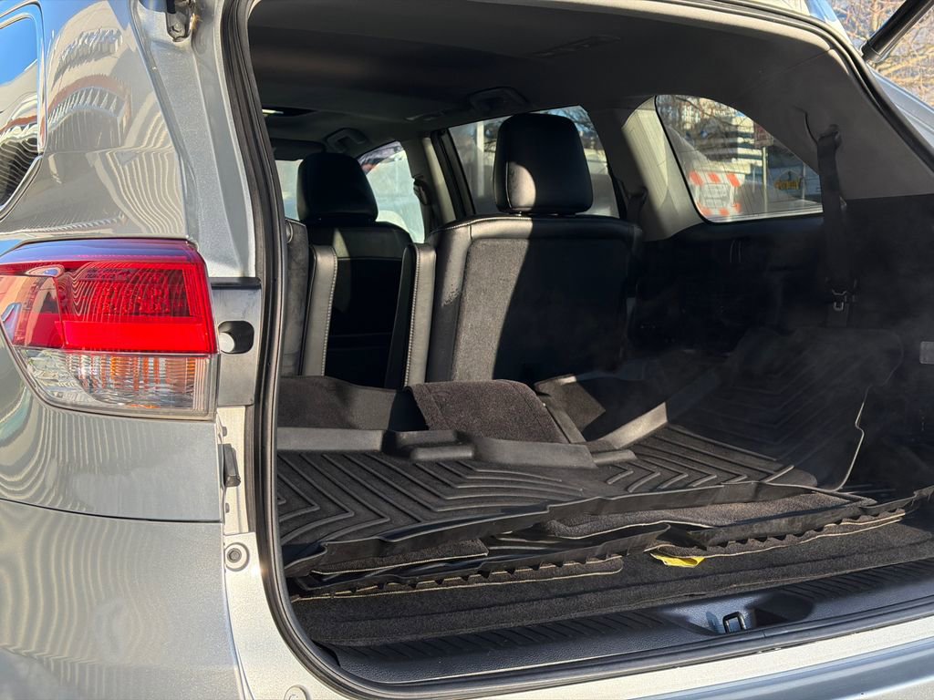 Used 2017 Toyota Highlander SE image 9
