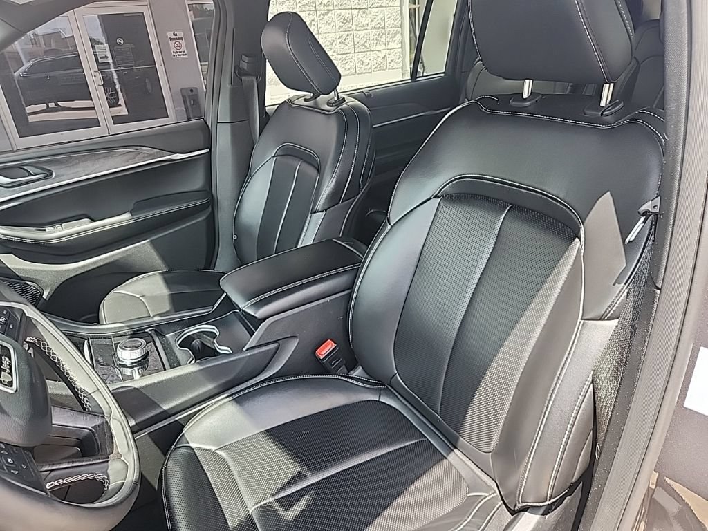 Used 2024 Jeep Grand Cherokee L Limited w/ Luxury Tech Group II AWD/4WD image 15