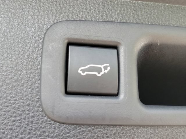 Used 2022 Toyota Highlander XSE FWD image 8