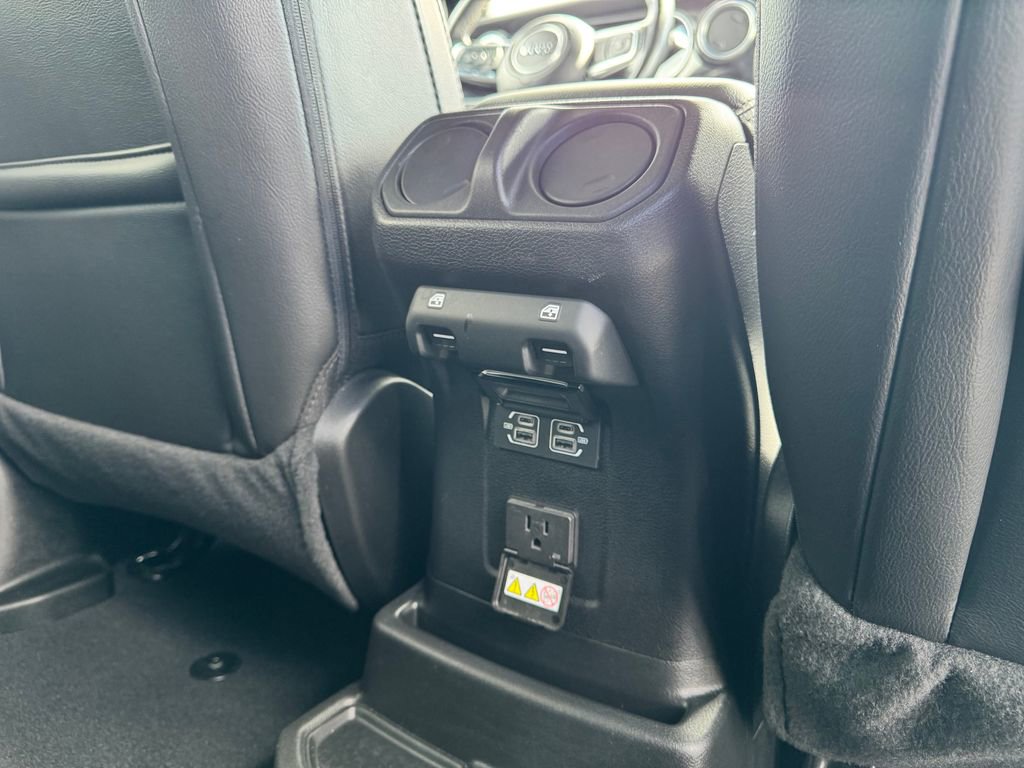 Used 2023 Jeep Wrangler Unlimited Sahara AWD/4WD image 15