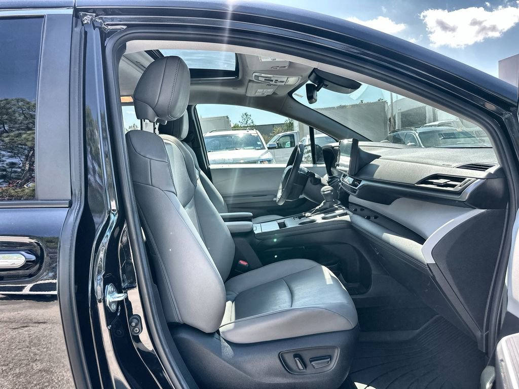 Used 2025 Toyota Sienna XLE FWD image 29