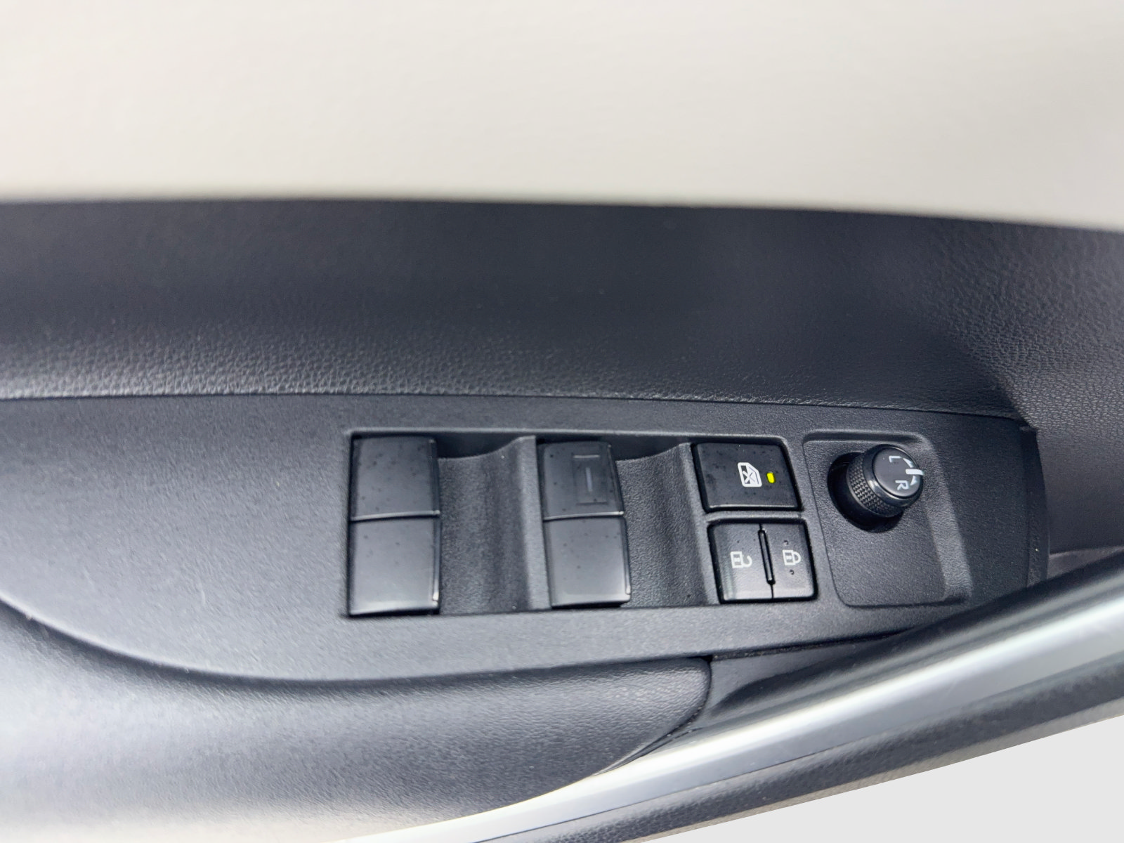 Used 2023 Toyota Corolla Cross L AWD/4WD image 33