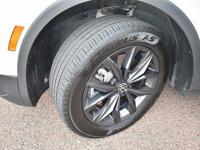 Used 2024 Volkswagen Tiguan SE image 8