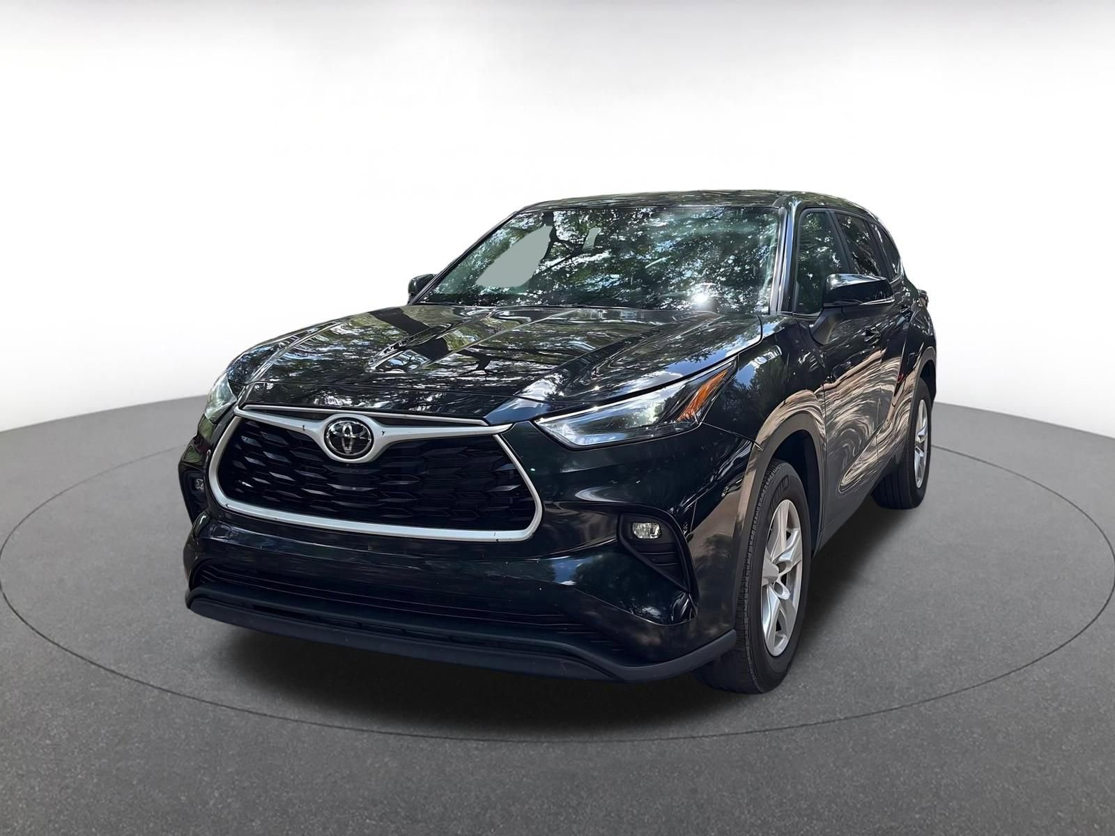 Used 2025 Toyota Highlander LE FWD image 3