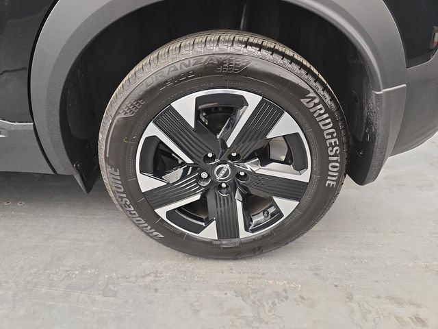 Used 2025 Nissan Kicks SV AWD/4WD image 17