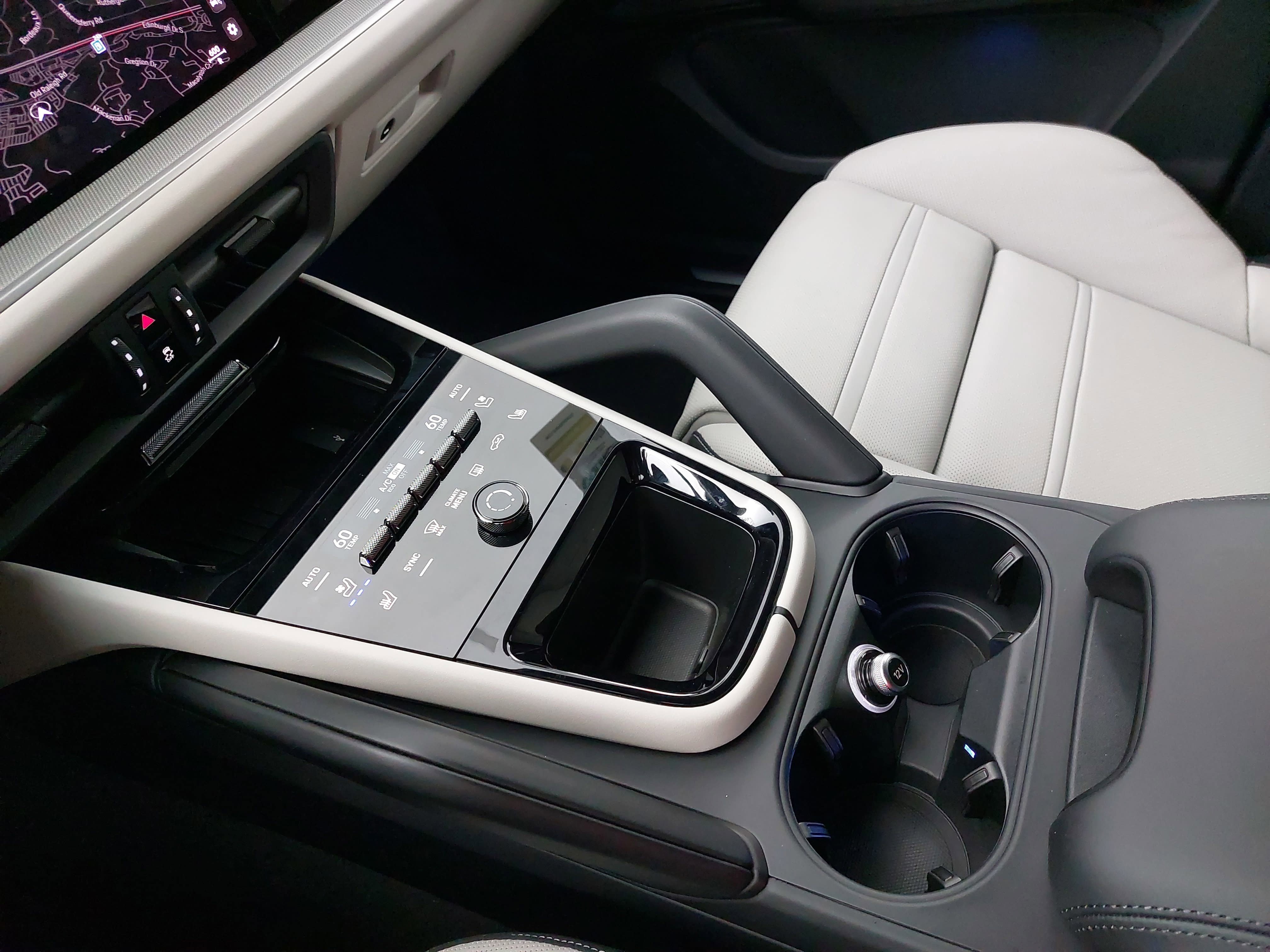 Certified 2025 Porsche Cayenne Coupe AWD/4WD image 27