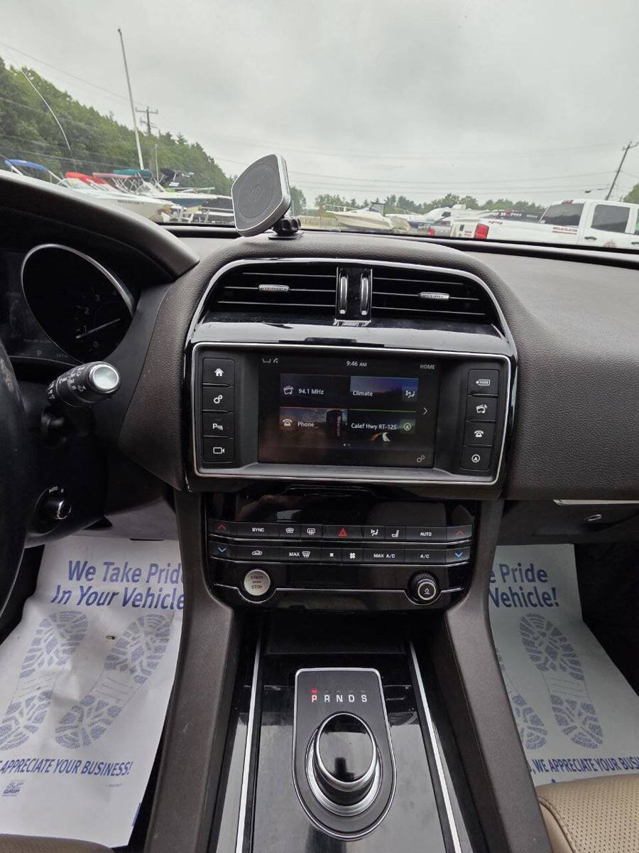 Used 2017 Jaguar F-PACE Prestige AWD/4WD image 22