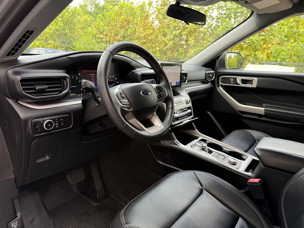 Used 2024 Ford Explorer XLT w/ Equipment Group 202A AWD/4WD image 9