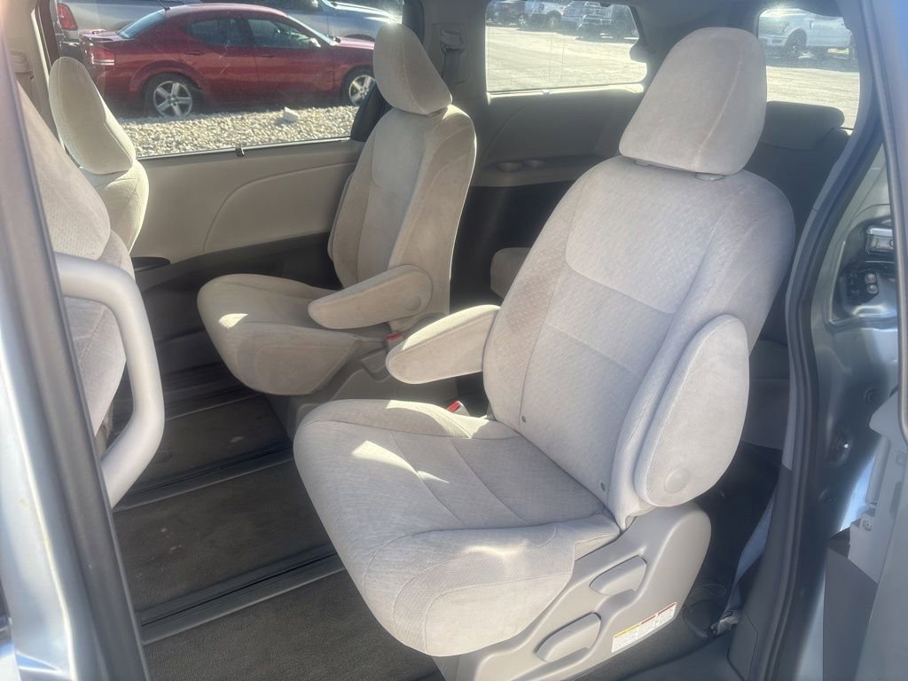 Used 2016 Toyota Sienna LE image 15