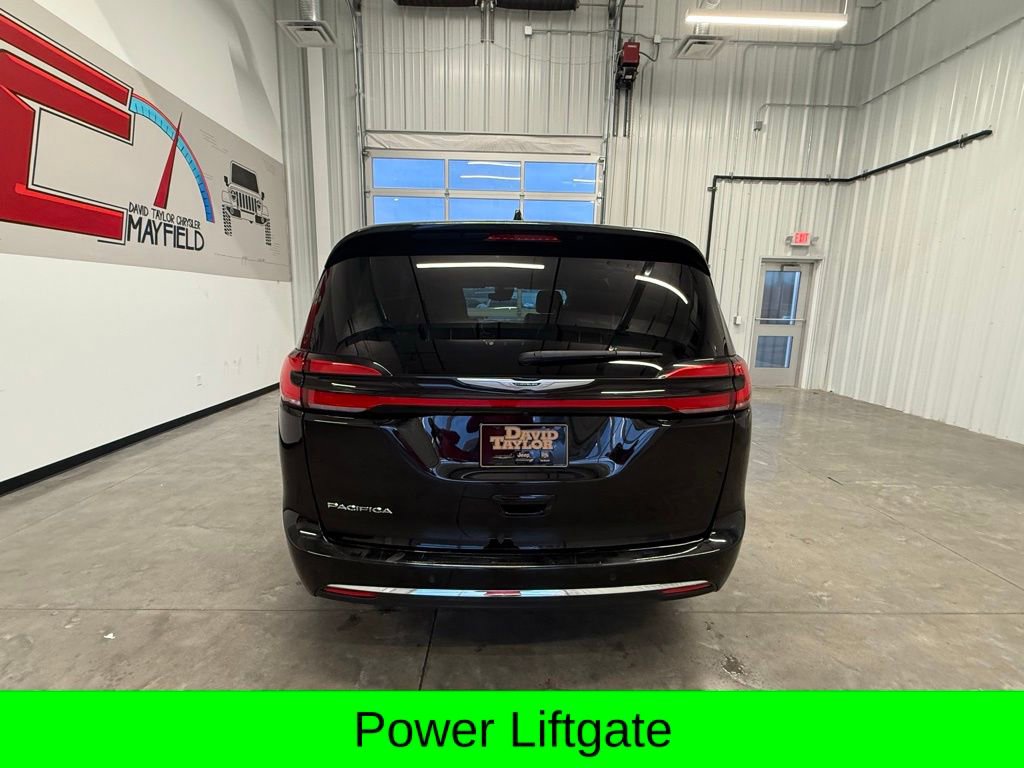 Used 2024 Chrysler Pacifica Touring-L image 7