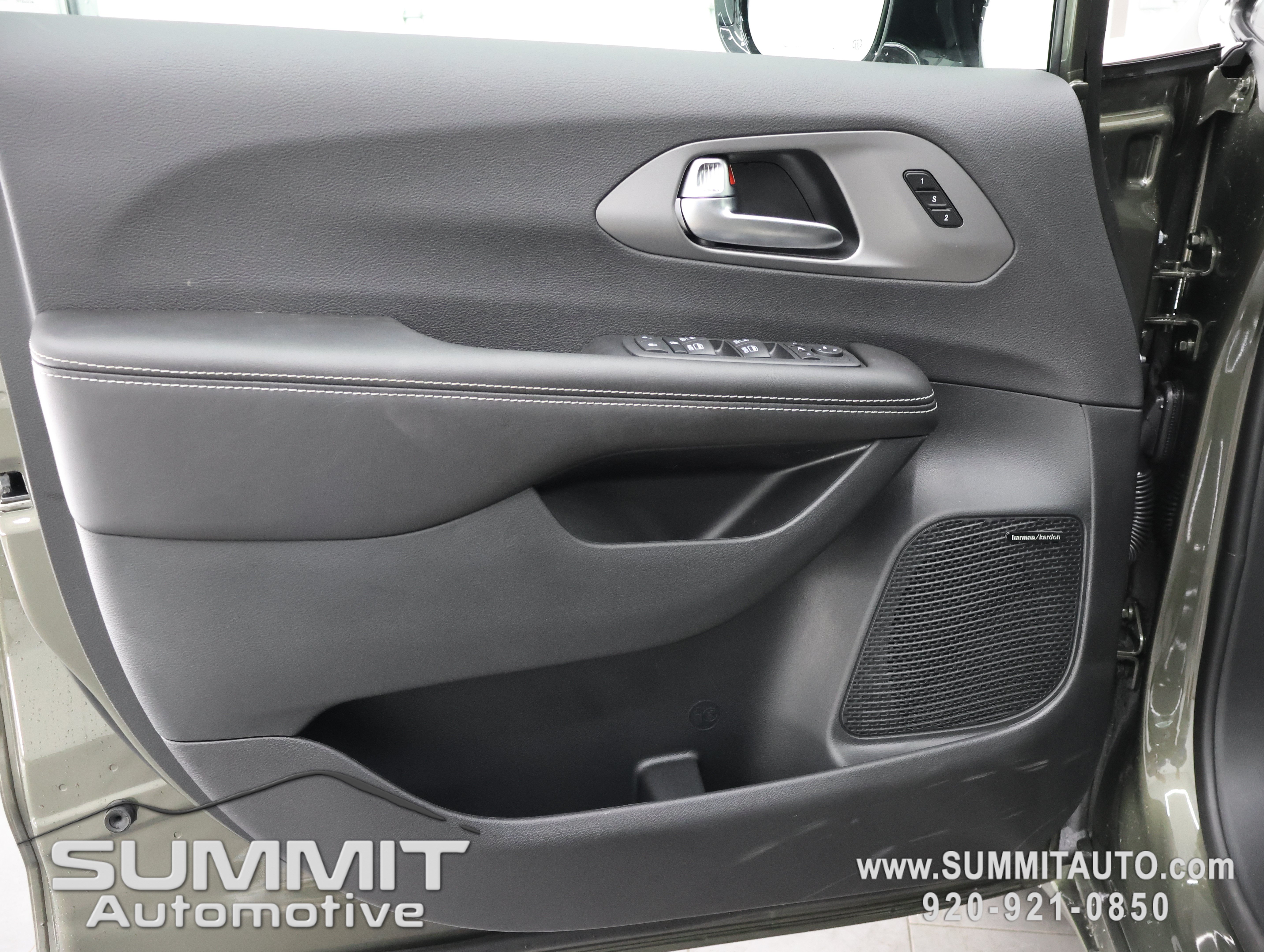 New 2027 Chrysler Pacifica Limited AWD/4WD image 52