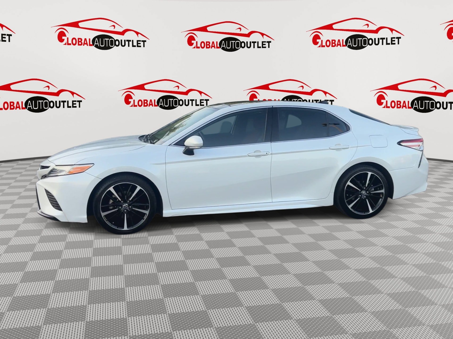 Used 2020 Toyota Camry XSE FWD image 5
