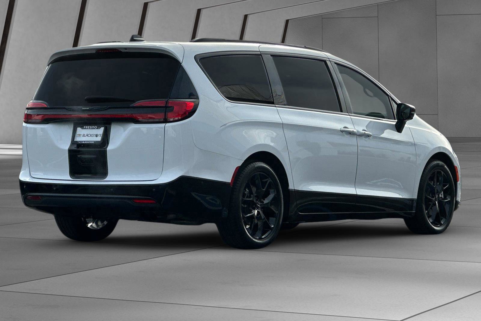 Used 2024 Chrysler Pacifica Limited w/ Uconnect Theater Family Group image 4