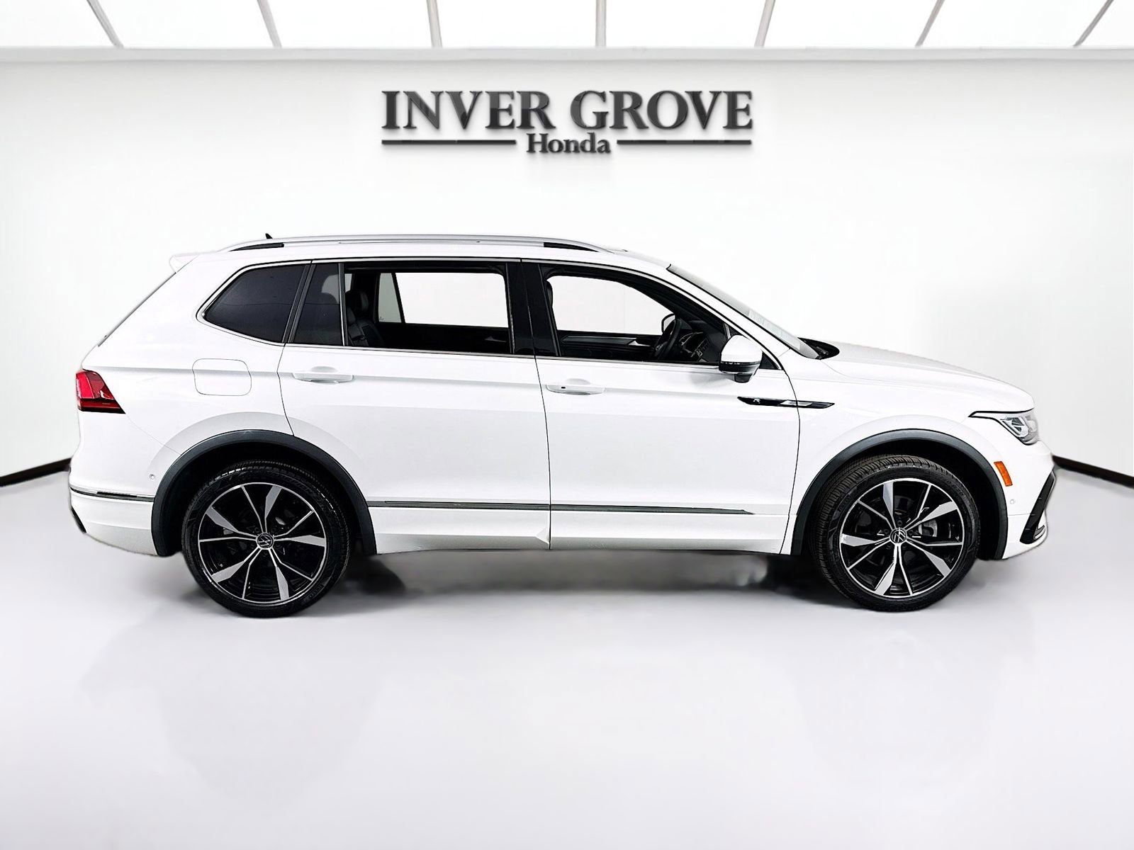 Used 2022 Volkswagen Tiguan SEL R-Line AWD/4WD image 4