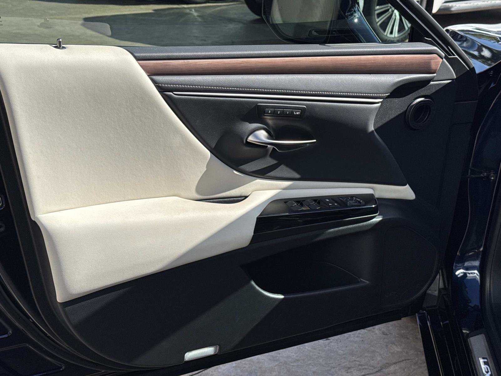 Used 2024 Lexus ES 350 w/ Premium Package FWD image 11