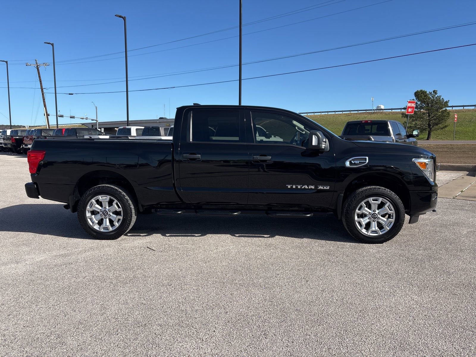 Used 2023 Nissan Titan SV w/ SV Convenience Package image 6
