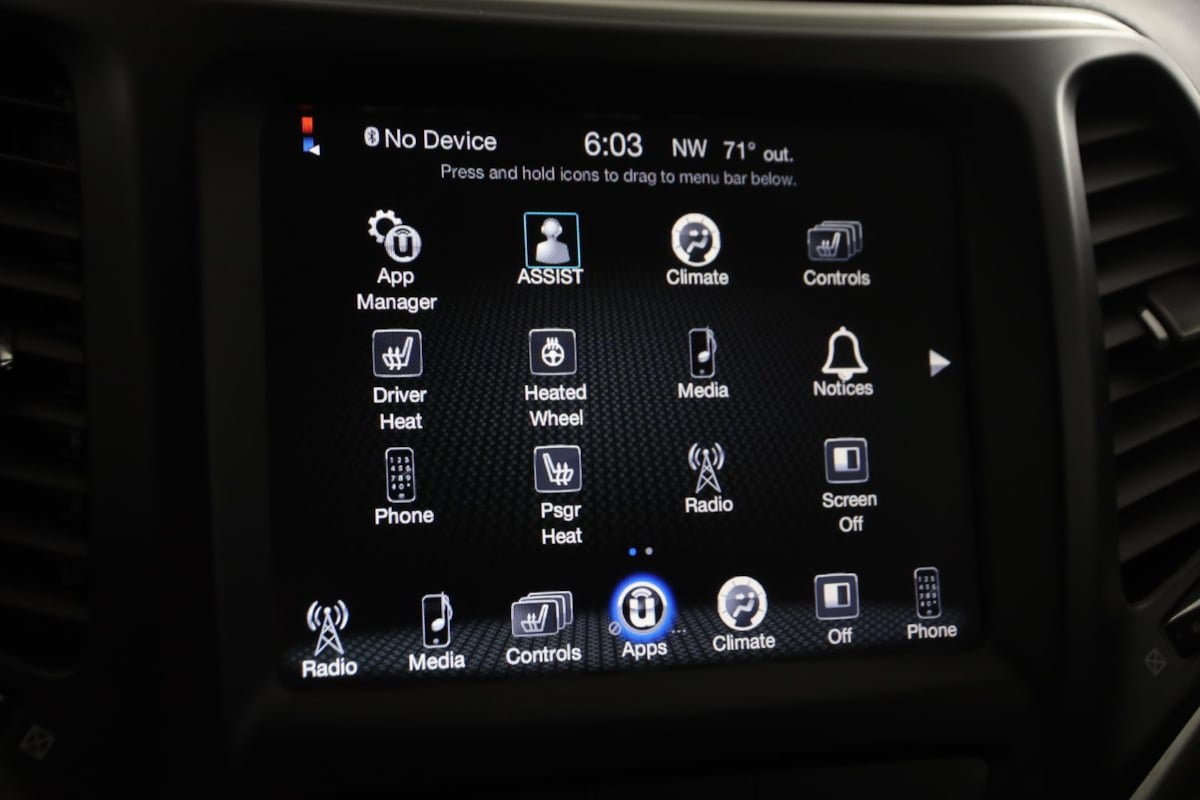 Used 2018 Jeep Cherokee Latitude Plus w/ Cold Weather Group FWD image 30