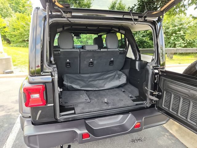 Used 2025 Jeep Wrangler Unlimited Sahara AWD/4WD image 31