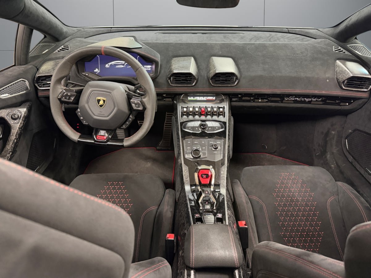 Used 2019 Lamborghini Huracan Performante AWD/4WD image 12