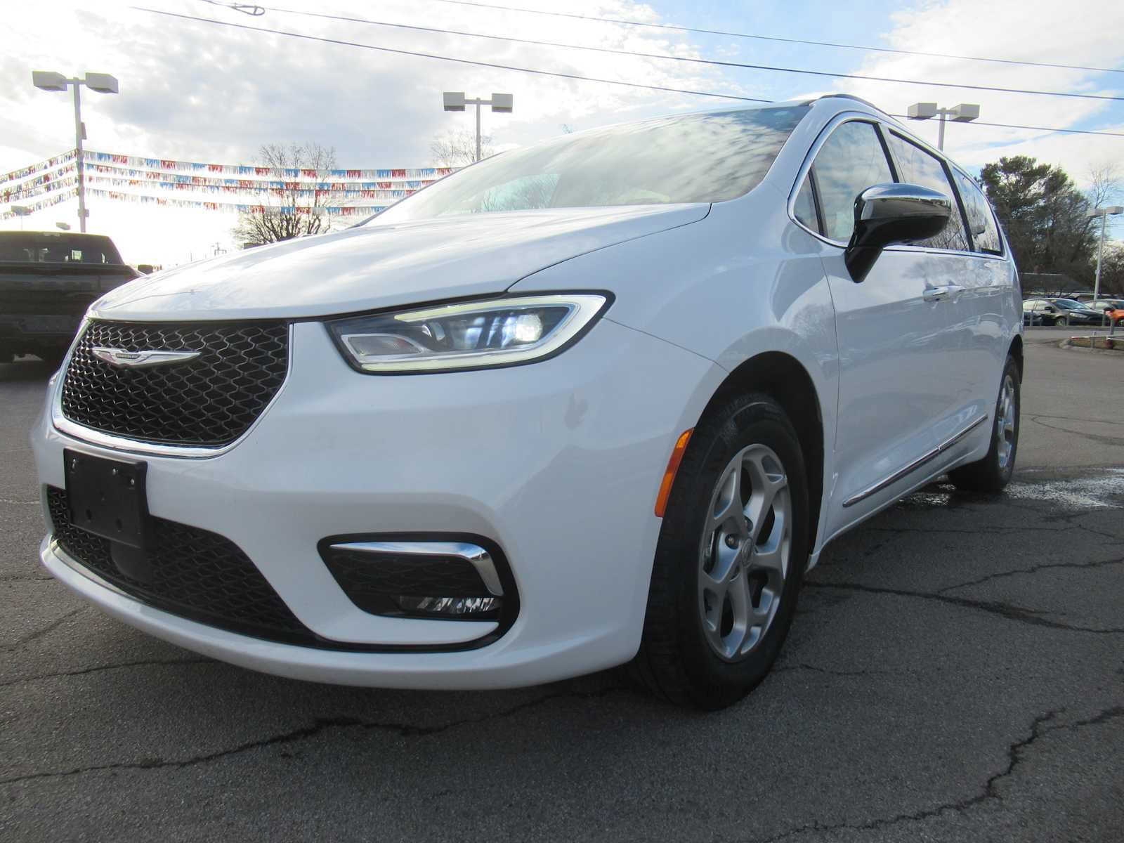 Used 2023 Chrysler Pacifica Limited image 1