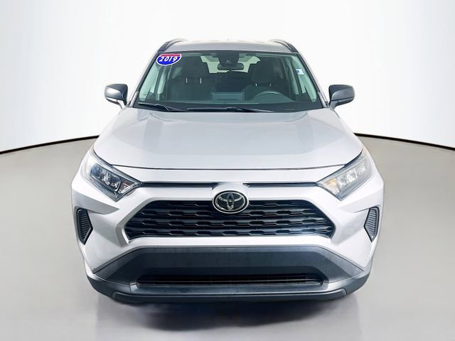Used 2019 Toyota RAV4 LE FWD image 3