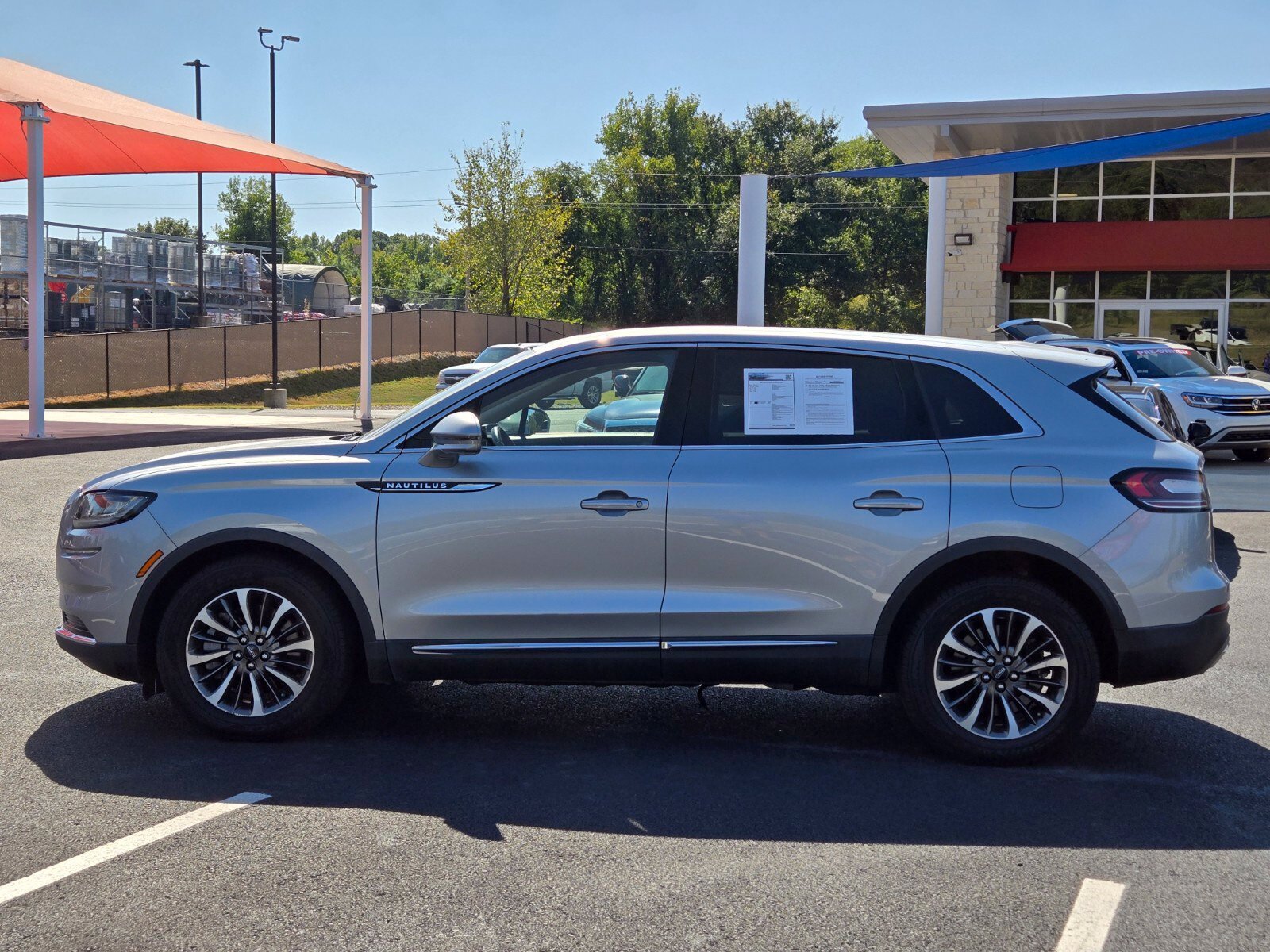 Used 2023 Lincoln Nautilus Reserve w/ Cargo Utility Package AWD/4WD image 2