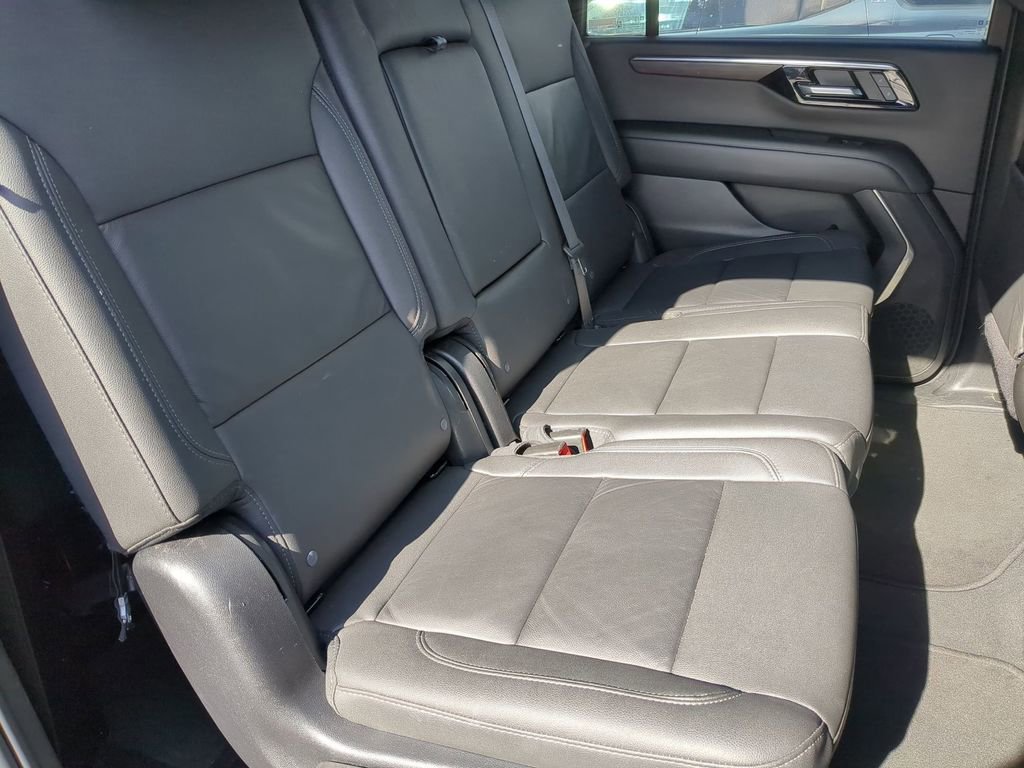 Used 2025 Chevrolet Suburban Z71 image 31