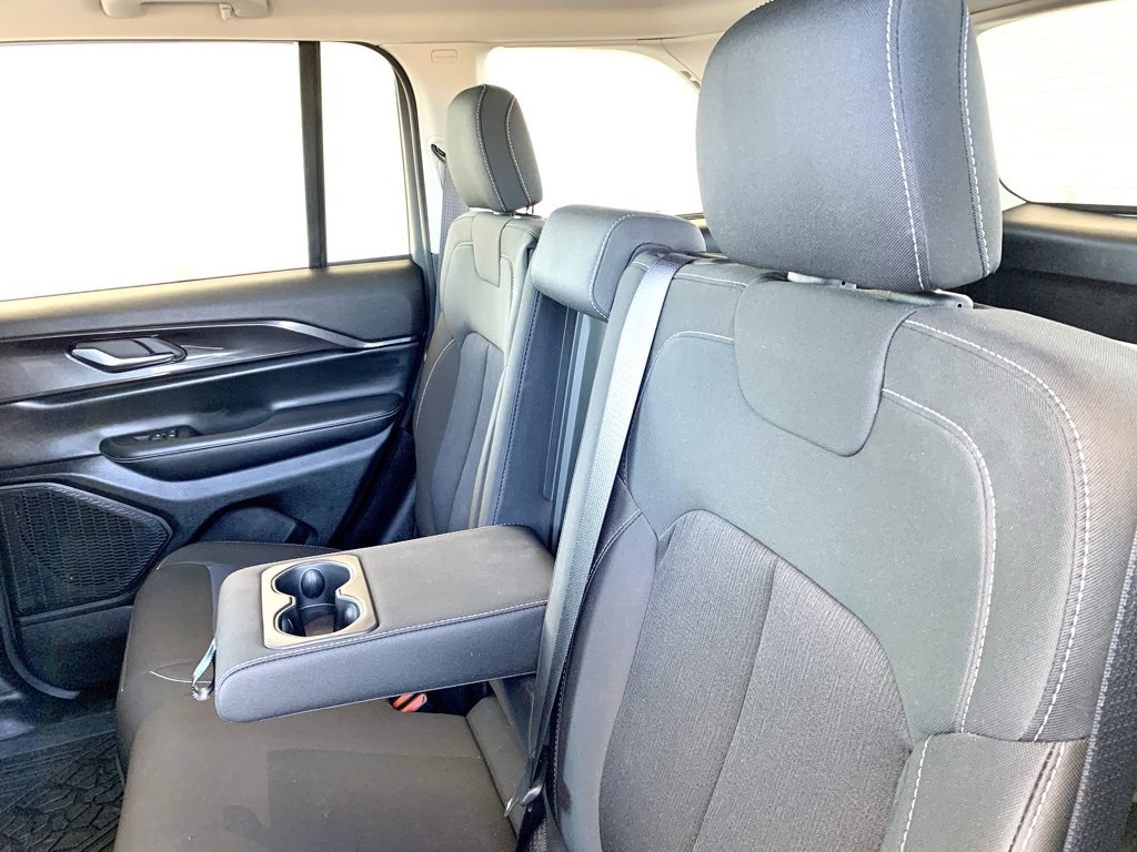 Used 2023 Jeep Grand Cherokee Laredo image 14