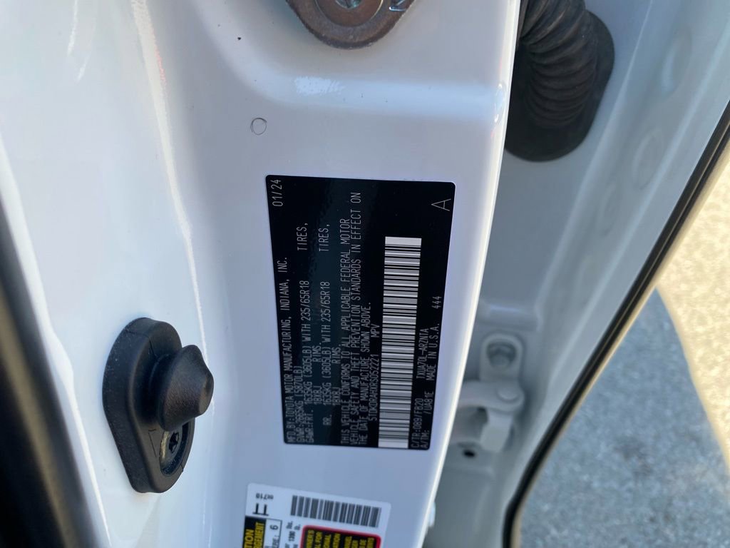 Used 2024 Toyota Highlander LE image 33