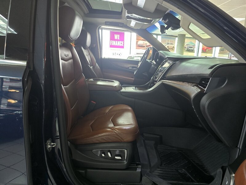 Used 2018 Cadillac Escalade Premium Luxury AWD/4WD image 16