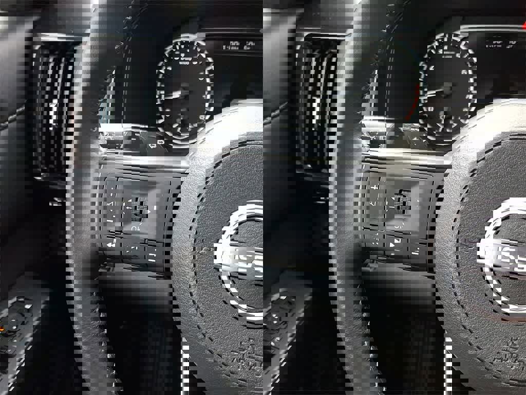 Used 2025 Nissan Pathfinder SV image 22