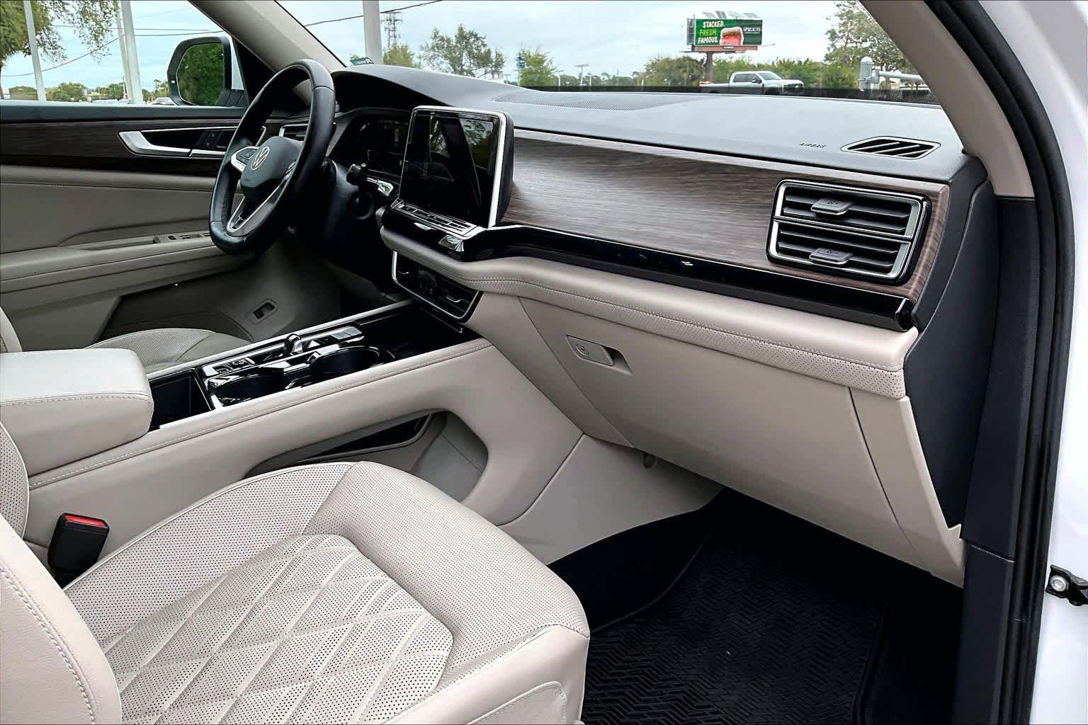 Used 2024 Volkswagen Atlas SEL Premium R-Line AWD/4WD image 31