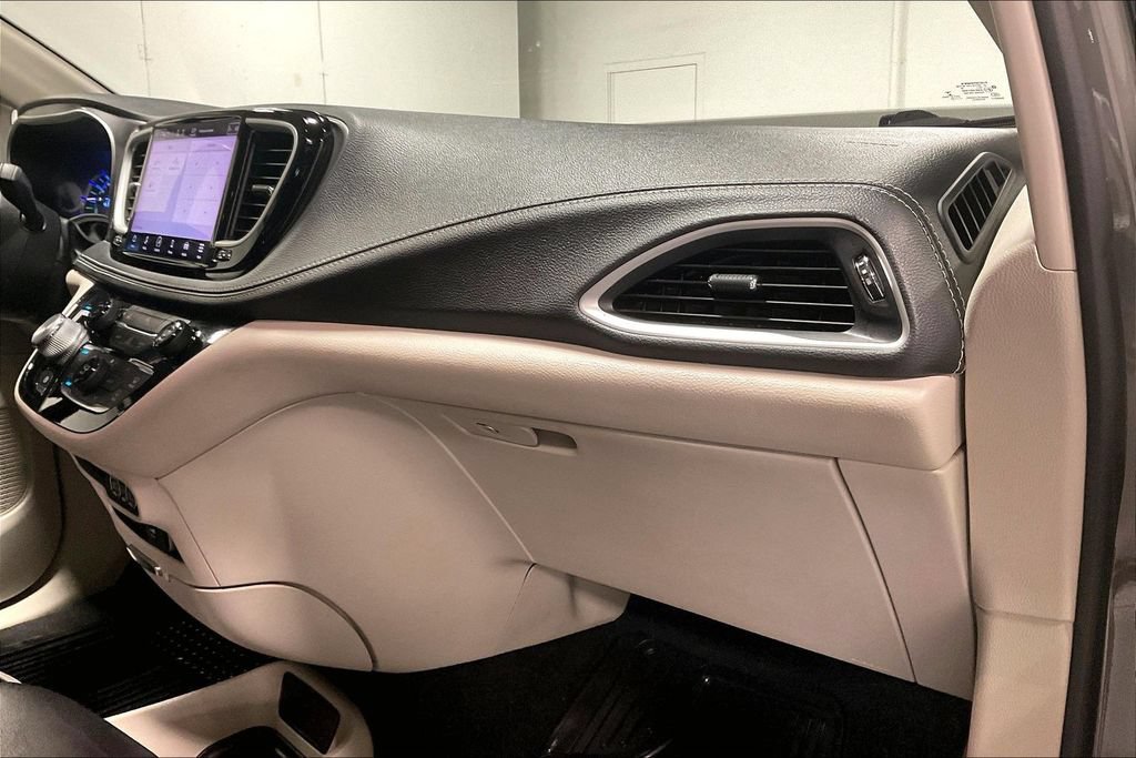 Used 2022 Chrysler Pacifica Touring-L FWD image 19