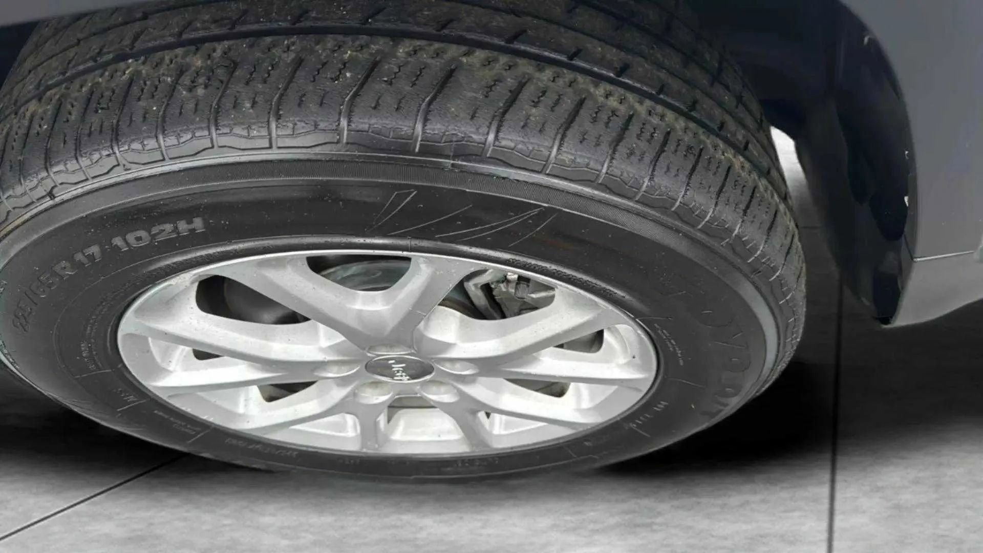 Used 2017 Jeep Cherokee Latitude w/ Comfort/Convenience Group image 29